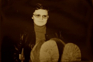 Proba na pozornici u Okešincu - studentica Božica Brkan režira Kočućevog "Jazavca pred sudom" u svojoj dramskoj grupi "Točka" / 1974.